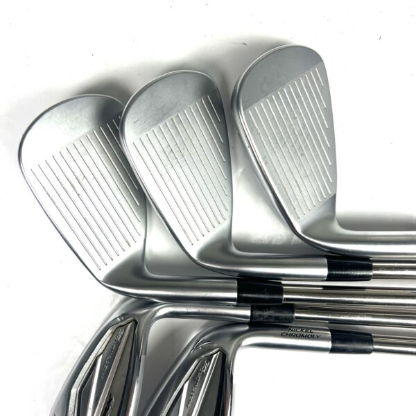 Mizuno JPX923 Hot Metal HL Irons / 7-GW / Recoil ESX 460 Regular Flex
