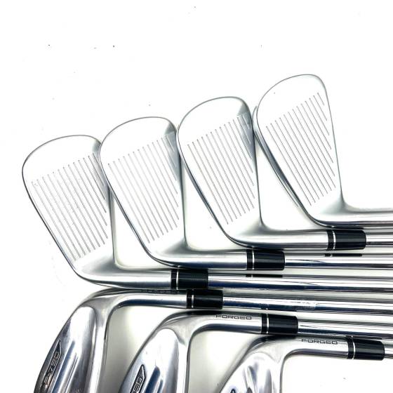 Taylormade P790 2017 Irons / 4-PW / Dynamic Gold 105 Regular Flex